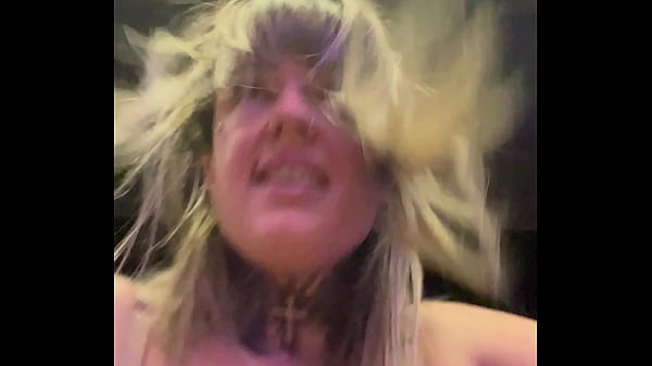 Uma mulher suada na academia que chega tem que tirar a camisa. Está tão molhado! Sua bucetinha melada escorria pelas pernas e as maronbas não paravam de olhar para sua bucetinha melada!