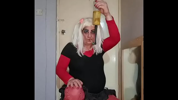 Ich schäme mich nicht und habe auch keine Angst, einen Mann zu treffen, der so gekleidet ist wie ich, aber ich verspreche dir, deine Blase zu entleeren und zu schlucken, wenn wir das tun