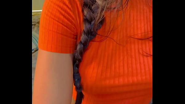 Il figliastro non può riposarsi sul divano, quindi guarda la sua matrigna masturbarsi e scoparla più tardi nel letto condiviso Roseredvip