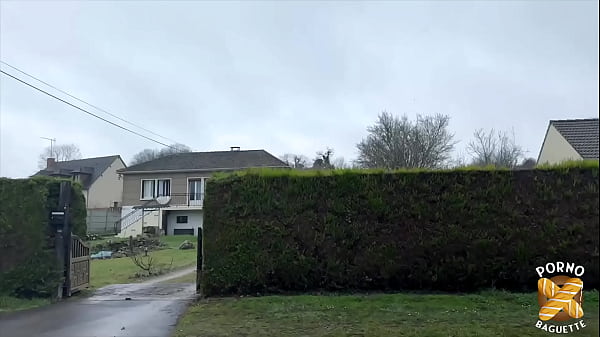 Angela, magnifique brune, adore le sexe &agrave_ plusieurs