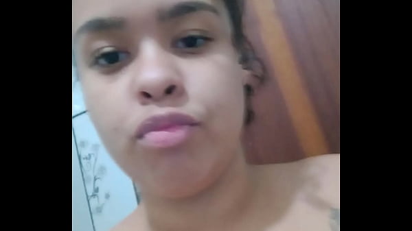 VERdorbene Hure zeigt nasse und saftige Muschi, die sich für die Kamera sensualisiert, um in ihre Muschi gestochen zu werden. Die Safada ist vernebelt, und nicht einmal das Wasser in der Dusche kann das Feuer dieser Nympete löschen