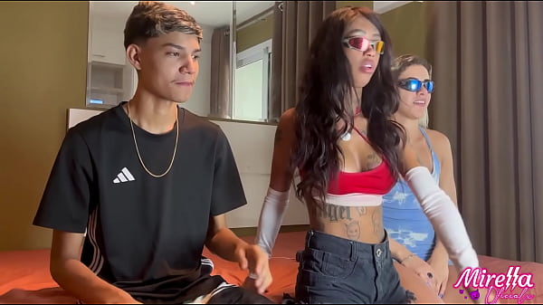 4 YOUNG FRIENDS HAVE A PAJAMA PARTY AND END IN SURUBA, ONE OF THEM WAS A VIRGIN