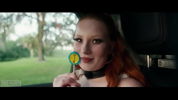 Troia sottomessa e umiliata striscia fuori dalla laguna per leccare il culo e bere piscio (Siren)