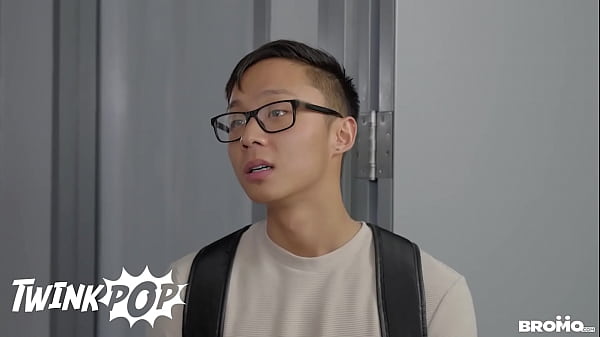 Il plug anale di Dane Jaxson faceva scattare il rilevatore e il tizio della sicurezza Trent King lo sostituisce con il suo cazzo enorme - TWINKPOP