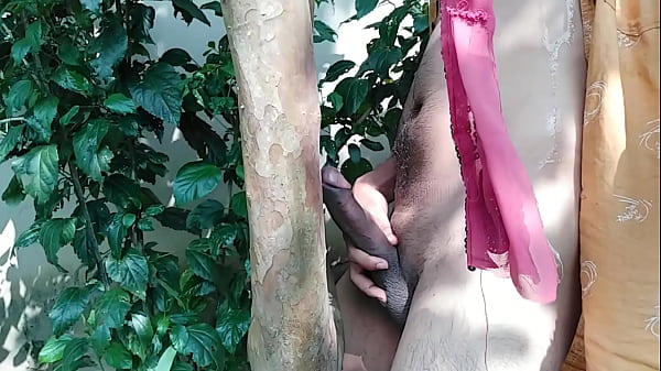 Pakinoon si è arrapato mentre visitava il Garden per Guava, si masturbava molto, gemeva, si masturbava e scaricava