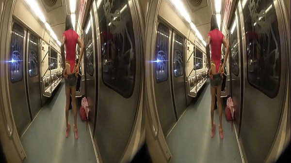 Ragazza magra si mette in mostra nella metropolitana, REALTÀ VIRTUALE, indossa gli occhiali così puoi sentire il culo grosso di questa ragazza magra