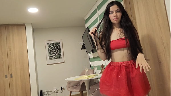 Hermosa mujer con falda roja y sin ropa interior, quiere ser follada como regalo de Navidad