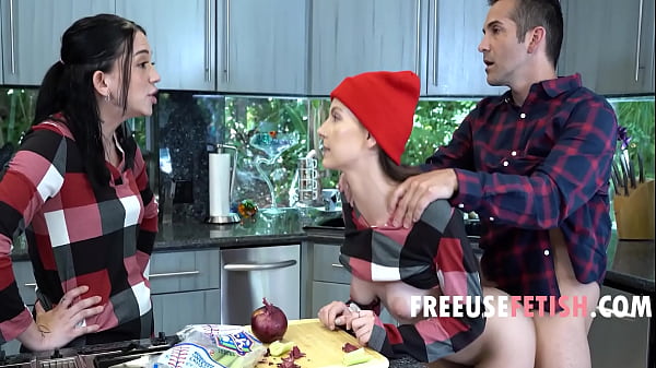 Teenager mit Mützen, die von der Familie kostenlos genutzt werden – Serena Hill, Violet Spice