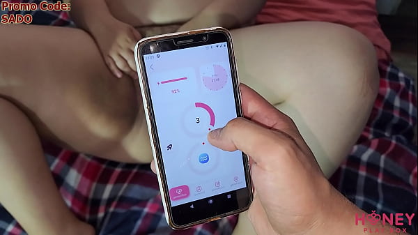 Con il suo cellulare può controllare questo vibratore Honey Play Box per incularmi. Ottieni uno sconto del 20% con il codice: SADO