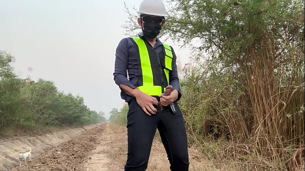 工程师在下班时间前来上班