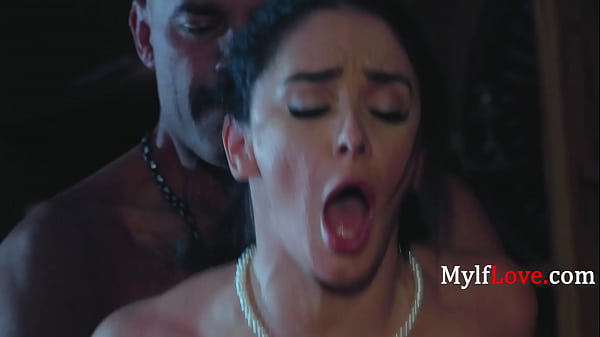 Sheena Ryder seduce l'angelo Slimthick Vic mentre visita un ricordo della sua scopata per andare avanti