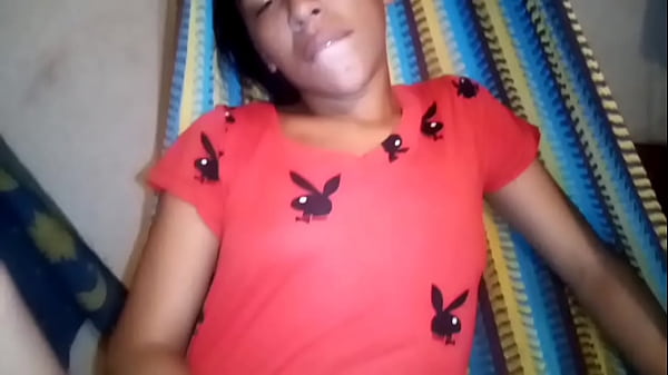 Attraktives Teenie-Mädchen neckt lesbisch