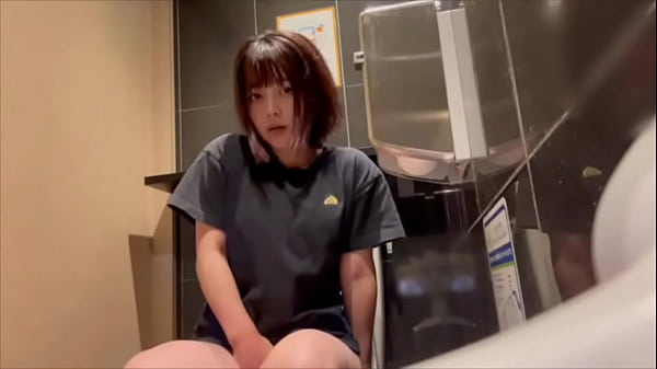 Je ne peux pas me retenir ces derniers temps &hellip_ Je veux insérer rapidement une grosse bite à l'intérieur de Momoka et la faire gémir et se sentir bien &hellip_.