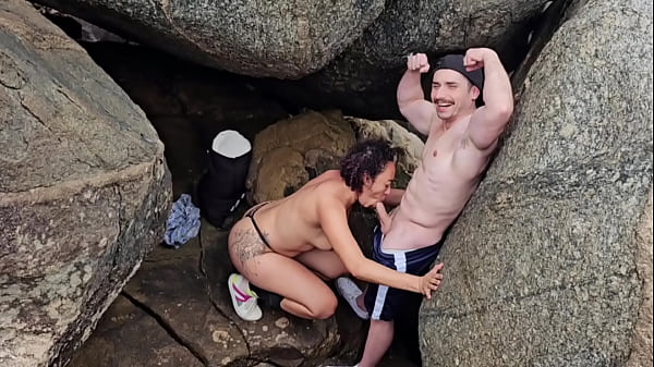 Saymon Fitness disfrutando del papel de Jurer con la caliente mamada de Brenda Floripa en su polla