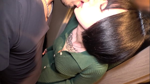 J'ai touché le corps mince de Yuuki-chan et je l'ai embrassée profondément, mélangeant nos langues et m'excitant. Yuki-chan m'a fait une pipe, qui est sa spécialité, et j'avais envie de la lécher encore plus.