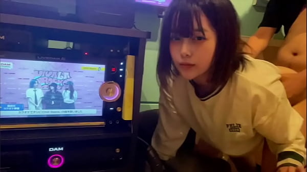 Si c'est juste une pipe, ce n'est pas de la triche, n'est-ce pas ?&hellip_. Une étudiante trompe son petit ami au karaoké avec un ami, même si elle a un petit ami. J'adore l'odeur de calamar du pénis &hellip_