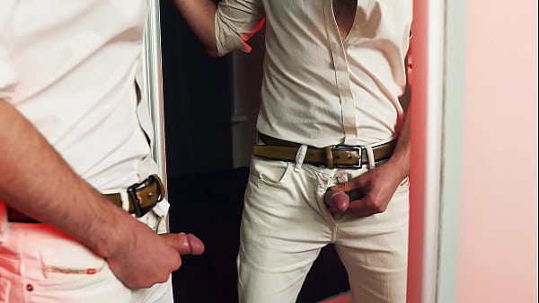 Un bel ragazzo si masturba davanti allo specchio. Finisco rumorosamente e riempio lo specchio con il mio sperma.