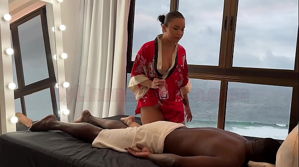 Eine asiatische Masseuse gibt einem begabten schwarzen Mann eine entspannende Massage, der nicht widerstehen konnte und in die Muschi der heißen Latina eindringt – Lina Nakamura