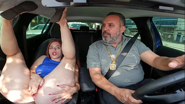 A carioca Isa Fox, uma gata maravilhosa, mostra sua beleza nas ruas em uma carona