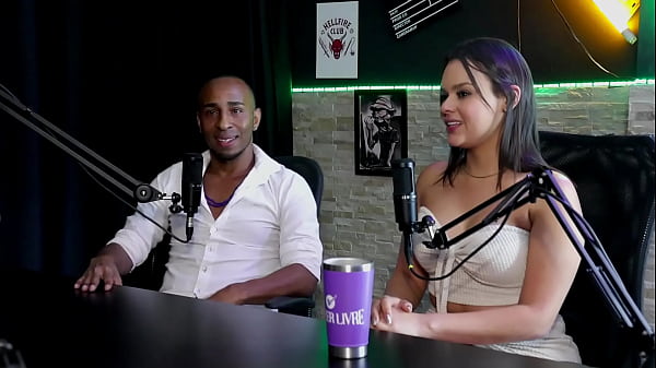 N&atilde_o curtem assistis as pr&oacute_prias grava&ccedil_&otilde_es, j&aacute_ transou com 3600 mulheres, deu dicas para quem est&aacute_ come&ccedil_ando no porn&ocirc_, e os fetiches... - Negro Top Del&iacute_cia e Maria Bittencourt (SHEER/RED)