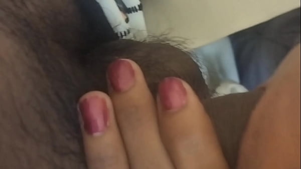 Indisches College-Mädchen ging in den Wald, rieb sich die Titten, brachte sie dann nach Hause und fickte sie