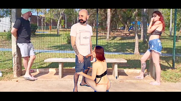 ¡El sexo en público en una parada de autobús es un escándalo total!