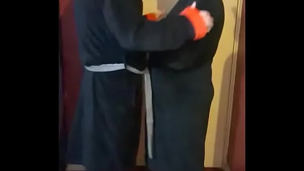 La ragazza bendata sapeva che la stavano riprendendo con la videocamera, ma non prima che il video finisse di registrare la seconda parte