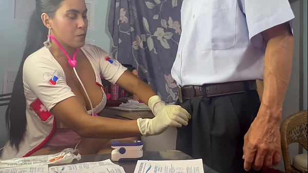 trio con doctoras, le saca el semen al hermanastro de su paciente y masturba a su lindo paciente tetona y culona caliente y puta