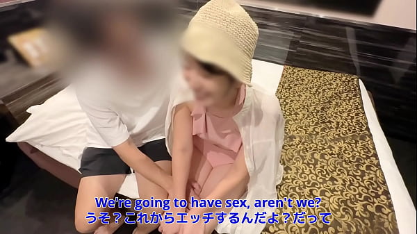 [Pick up a shy otaku beauty] "&hellip_It's my first time having sex." Her breasts are pure white under her swimsuit! Creampie in tight virgin pussy