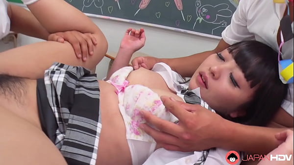 La giapponese Mira Hasegawa ha fatto una cosa a tre in classe senza censura.