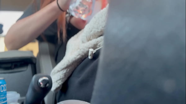 La MILF italiana dalle grandi tette Artemisia Love mostra le sue tette piccole mentre guida in giro Feticismo dei capelli lunghi