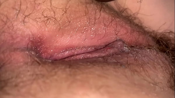 娇小的 18 岁继女第一次做爱时就被大黑屌爆了她的樱桃