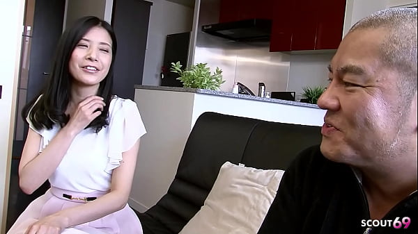 Viejos japoneses seducen a su compañera de clase adolescente para follar y recibir creampie en porno JAV sin censura