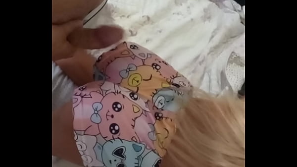 Madrasta gostosa se inclina e coloca o rosto do enteado em seu doce regalo por trás (SEX TOY)