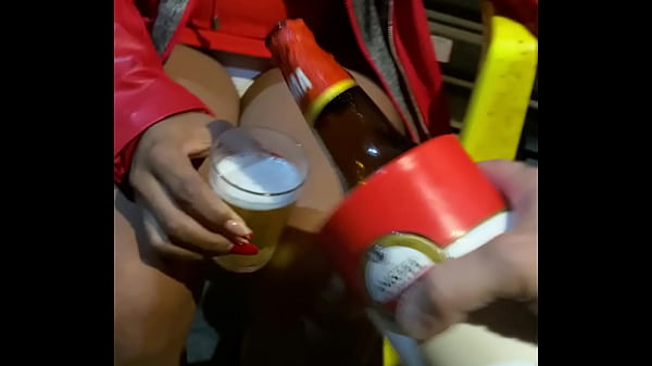 A inteada pagando de calcinha no bar tomando uma cerveja minha esposa nem pode saber vou levar ela pro motel