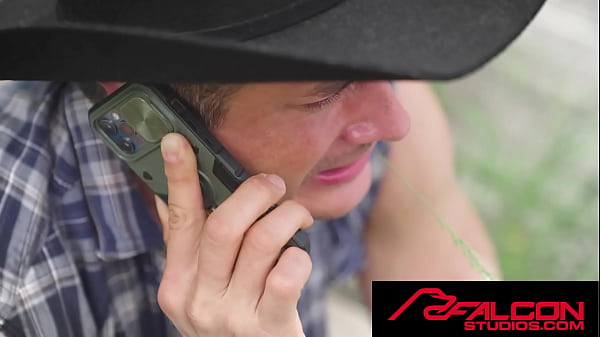 FalconStudios - HOT Hunk LATINO Farmer répare le cul serré du tracteur et du Jock