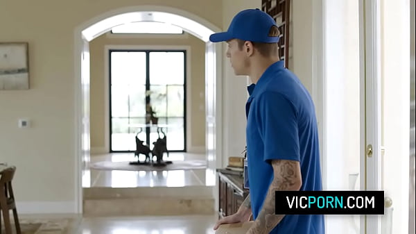 Die geile Hausfrau Pristine Edge hat Analsex mit dem Lieferboten