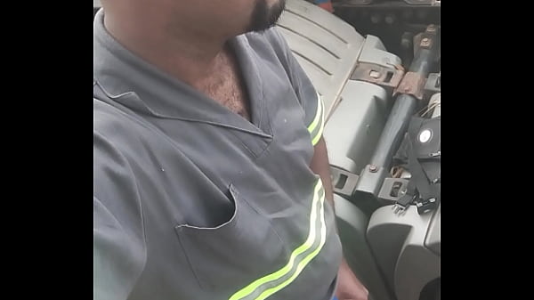 Parei o caminh&atilde_o pra dar uma mijando e subiu aquele cheiro de pika que deu at&eacute_ tes&atilde_o