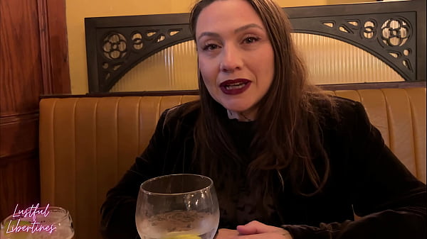 Il capo traditore si fa una sorpresa facciale nei bagni dei pub