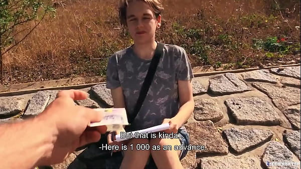 Twink Albert malt das Porträt eines Mannes und zeigt ihm seinen riesigen Schwanz für Bargeld unter einer Brücke - BigStr