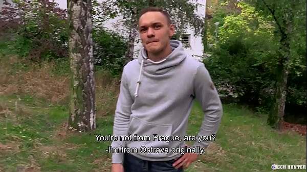 Sexy Twink kann es sich nicht leisten, sein Auto zu reparieren, willigt ein, sich für etwas Geld den Arsch aufbohren zu lassen - BigStr