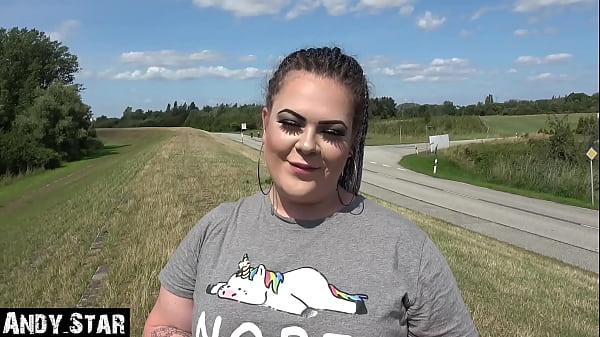 MOLLIGES MÄDCHEN AUS HAMBURG WIRD AUF DEM DEICH OUTDOOR GEFICKT UND IN DEN MUND GESCHNITTEN