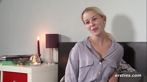 Ersties: Zierliche Blondine aus Bremen masturbiert vor der Kamera