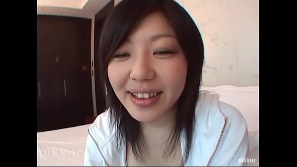 Schönes junges Mädchen neckt