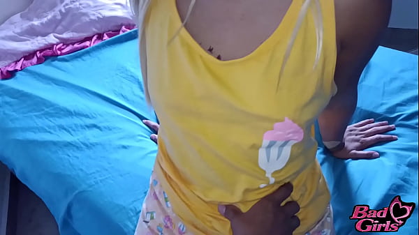 Mi hijastra la lleva a mi cuarto y mi sobrina se queda viendo su programa favorito, tengo sexo con mi hijastra