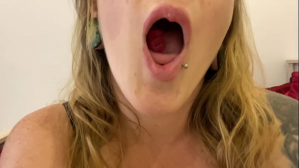 Gummibärchen vor dem Fetisch schlucken