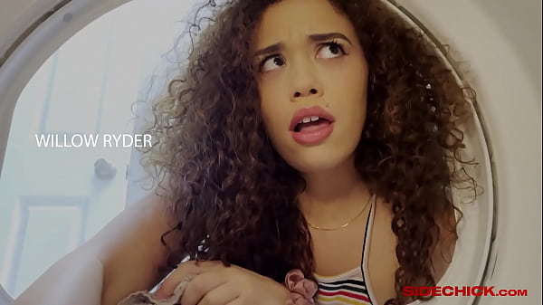 Hübsches Teenie-Mädchen tanzt lesbisch