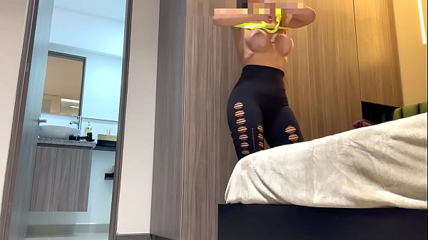 CÁMARA ESPÍA EN MODELO FITNESS QUE SE PREPARA PARA IR AL GIMNASIO (LEGGIN, TETAS GRANDES, CULO GRANDE, LATINA)