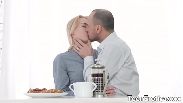 Appassionata ragazza teenager si esibisce in un'adolescente