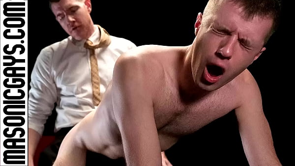 Il Maestro LeGrand Wolf sta aspettando che l'apprendista Maxx Monroe entri nella stanza buia. Quindi inizia a toccare e sentire il corpo e il grosso cazzo di Maxx